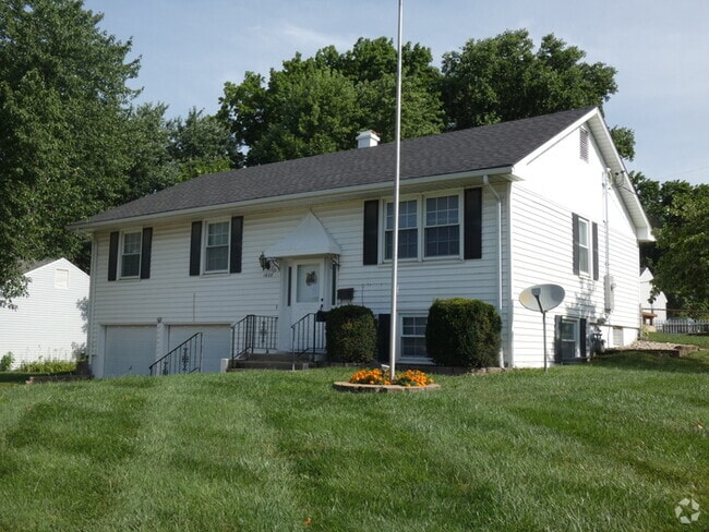 Building Photo - 1608 NE 65th St Rental