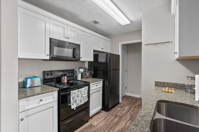 Full Kitchen - Legends at Armour Avenue Rental