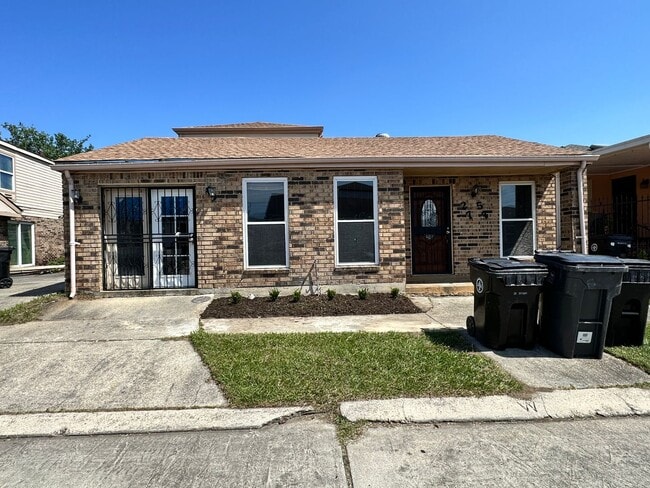 Building Photo - Lovely 4 Bedroom Home