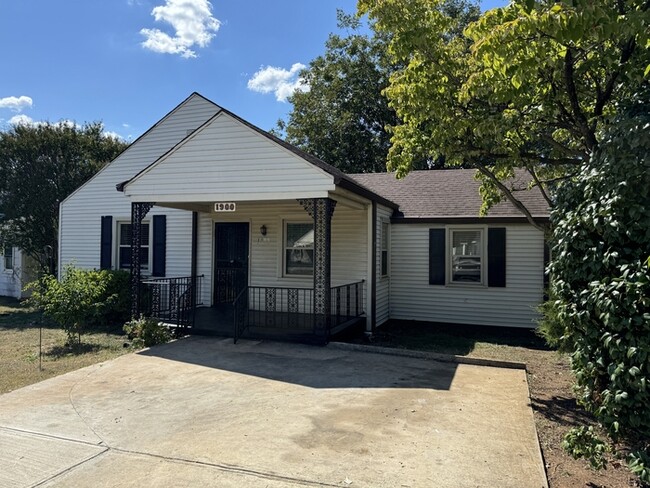 Photo - 1900 Vanderbilt Cir SW House