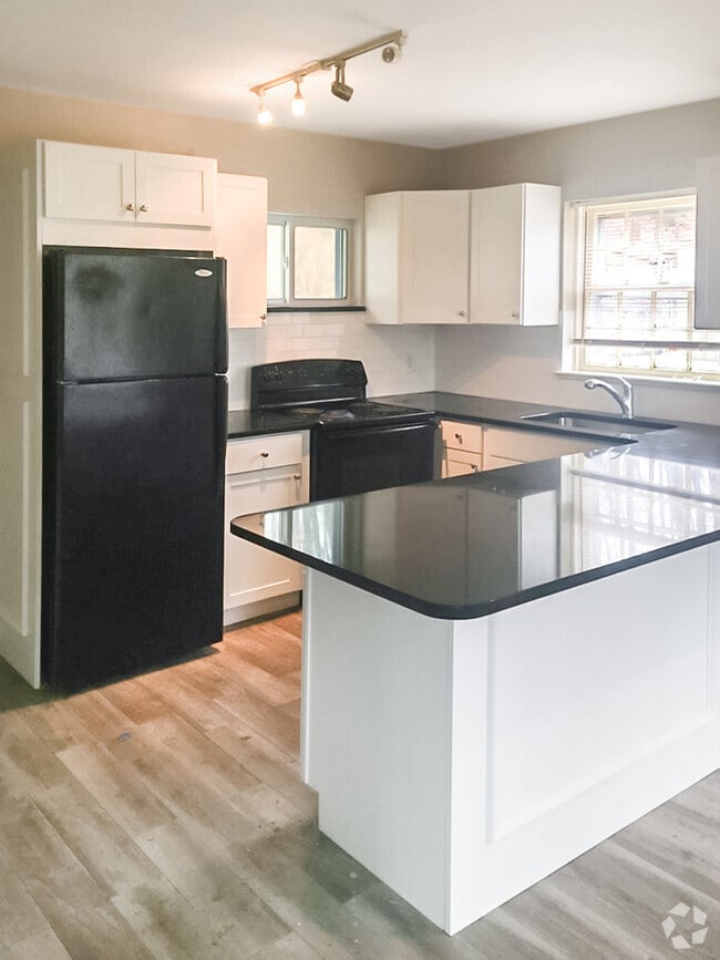 Building Photo - Secluded 5 Bed - 3.5 Bath House on a Hill ... Unit House