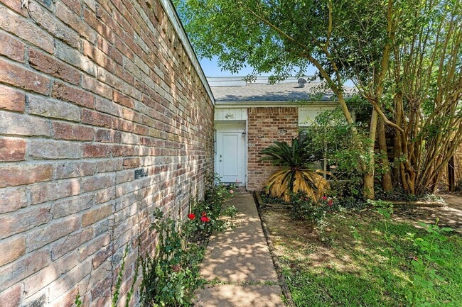 Building Photo - 13307 Robinglen Dr