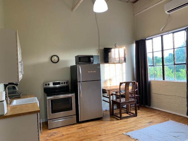 Building Photo - 1415 Kemper St