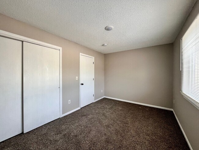 Building Photo - 2420 Delavan Ave Rental
