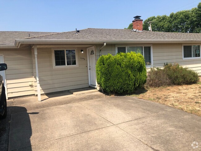 Building Photo - 2 bedroom 1 bathroom duplex with garage Rental