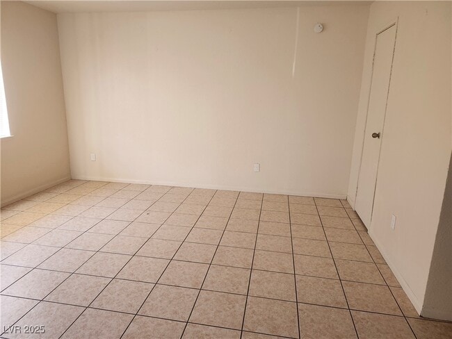 Building Photo - 3437 E Cheyenne Ave Unit A