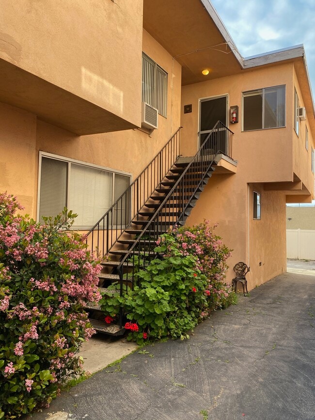 Building Photo - 22515 Del Valle St Unit 5