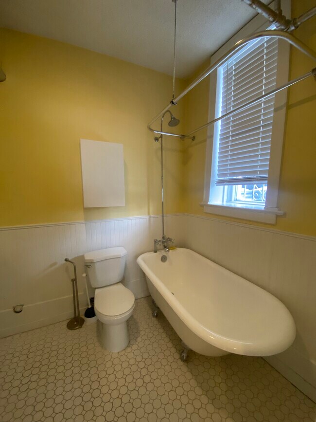 Photo - 1 Bed 1 Bath Basement Suite near 17th Ave & Victoria Park Station Unit 01
