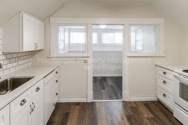 Photo - 728 E Bridgeport Ave