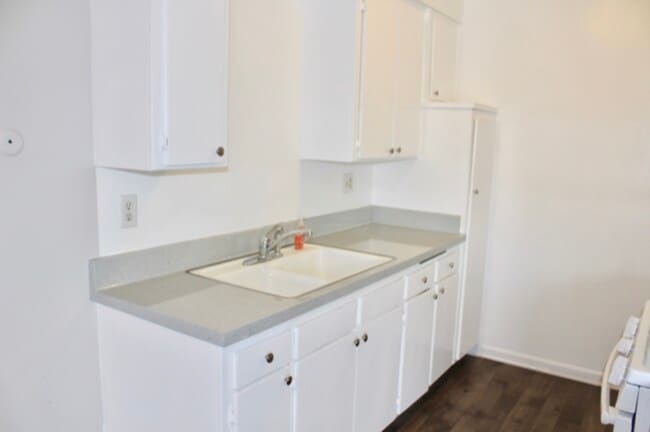 Lovely Kitchen - 2502 Manhattan Beach Blvd Unit 16