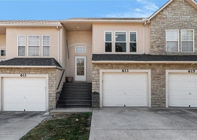 Building Photo - 3 Bed, 2 Bath Townhome Available Now!