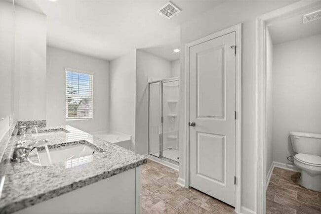 Photo - 424 Roebuck Pass