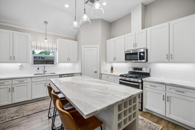 Photo - 940 W 21st St