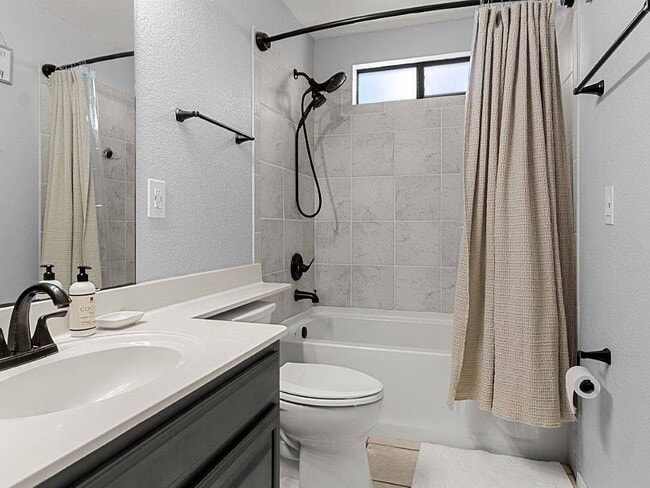 Building Photo - 231 Grosvenor Ct Rental