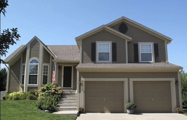 3 Bedroom / 3 Bath Home In Olathe! Availa... - 3 Bedroom / 3 Bath Home In Olathe!  Availa...