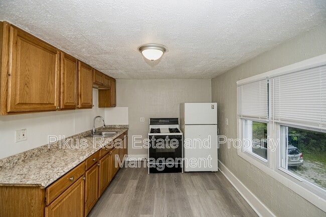 Photo - 487 Crouse St