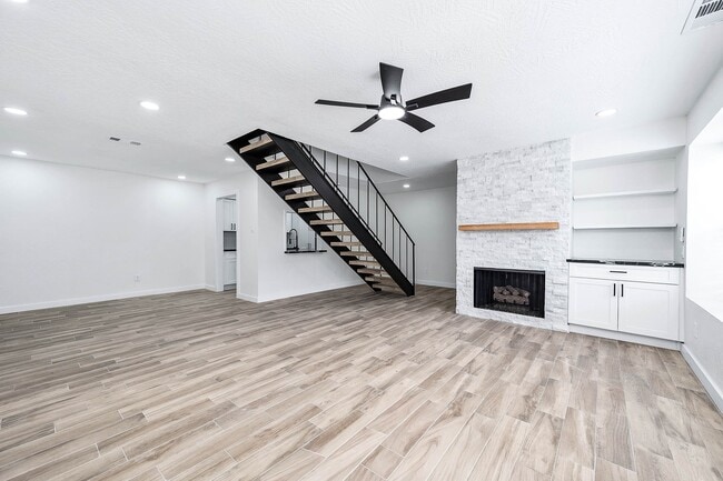 Building Photo - 5532 Beverly Hill St Unit 1