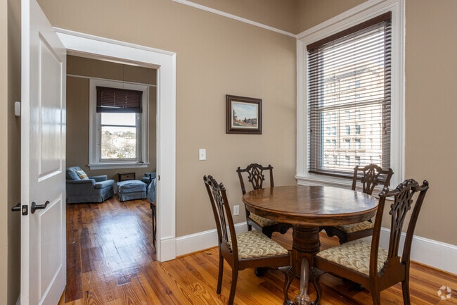 1BR, 1BA - 789SF