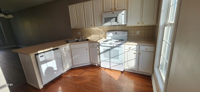 Kitchen - Large 3 Bedroom Townhouse