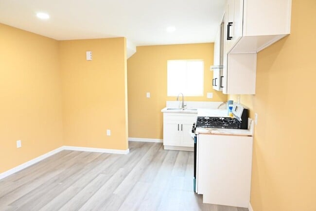 Photo - 10701 Doty Ave