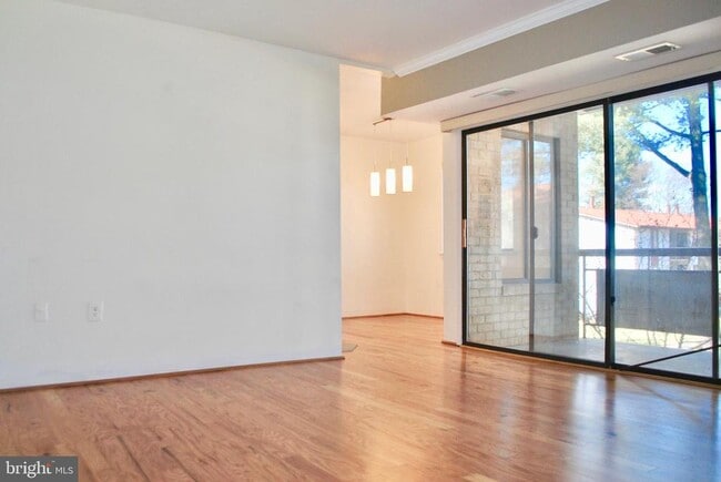 Building Photo - 2850 Dover Ln Unit 203