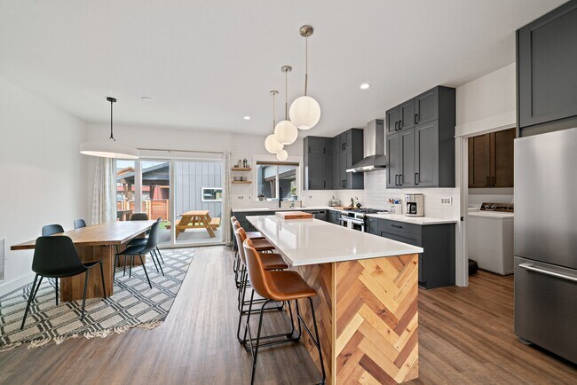 Photo - 4451 Alexander St