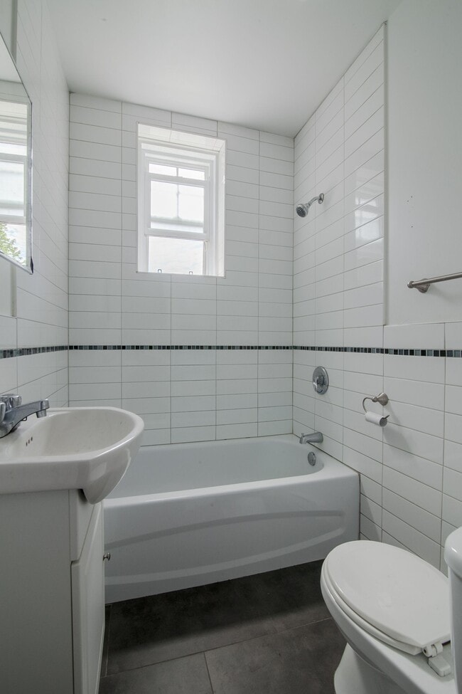 Photo - 4745 Chem. Queen Mary Unité 21