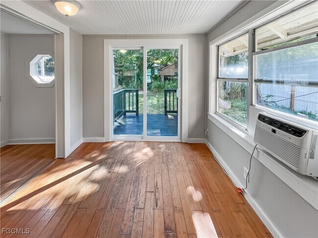 Photo - 2342 Stella St