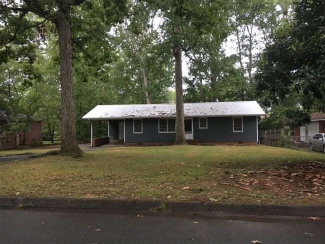 Building Photo - 1319 Greenview Dr