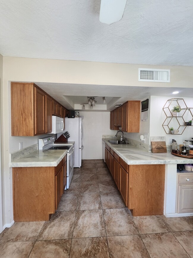 Building Photo - 1224 N 84th Pl Unit Large Room in Scottsdale Rental