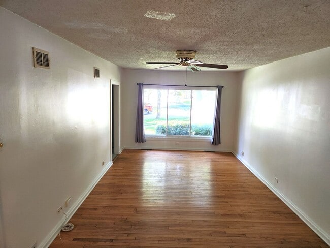 Photo - Spacious 2 Bedroom Home w/ 2.5 car garage - Westmont