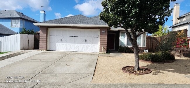 Beautiful & Unique 3 Bed 2 Bath Home w/Cus... - Beautiful & Unique 3 Bed 2 Bath Home w/Cus...