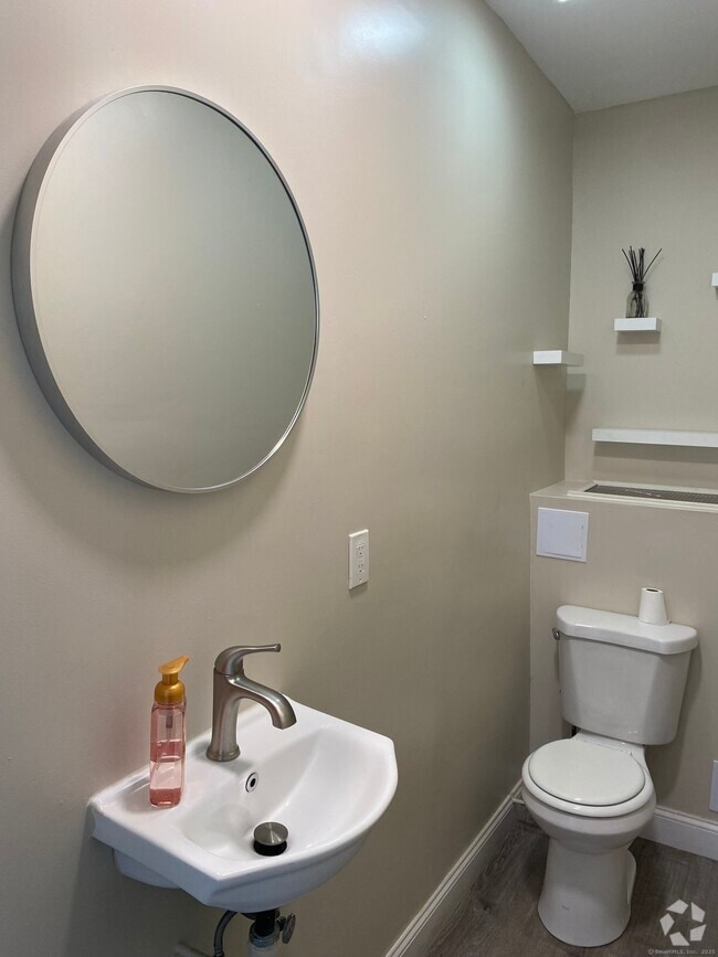 Building Photo - 452 Summit St Unit 2 Rental
