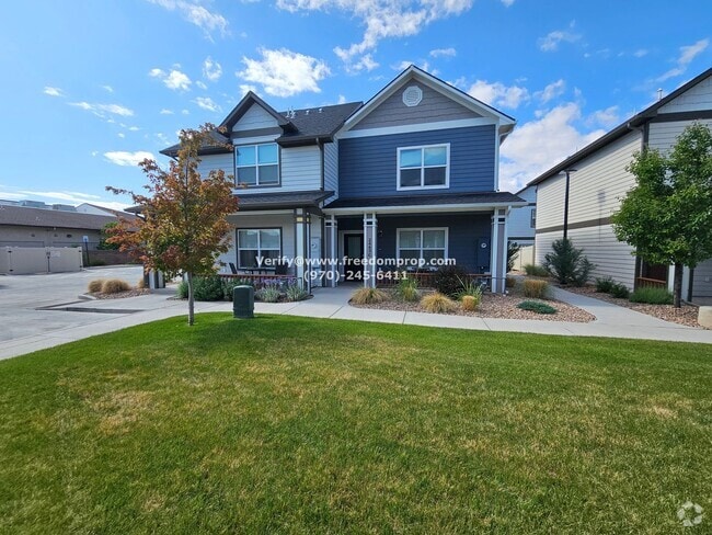 Building Photo - Beautiful Furnished 2bed 2.5 bath Townhome...