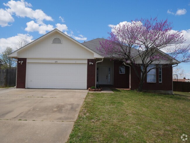 Building Photo - Gorgeous 3 Bed / 2 Bath Brick Home in Gree...