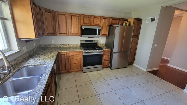 Photo - 3 br, 2 bath House - 516 W 6th St