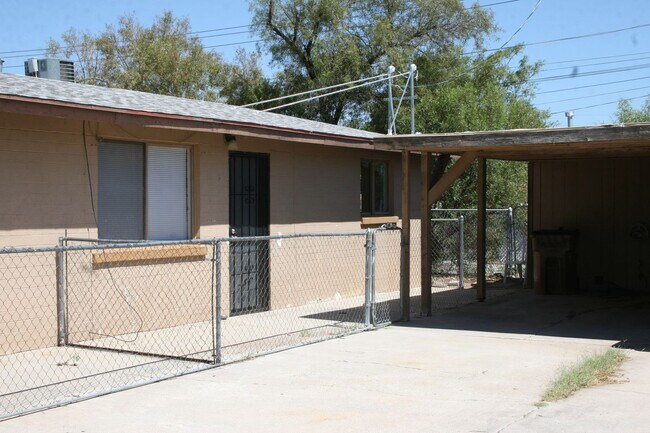 2 bedroom with fenced in yard and covered ... - 2 bedroom with fenced in yard and covered ... House