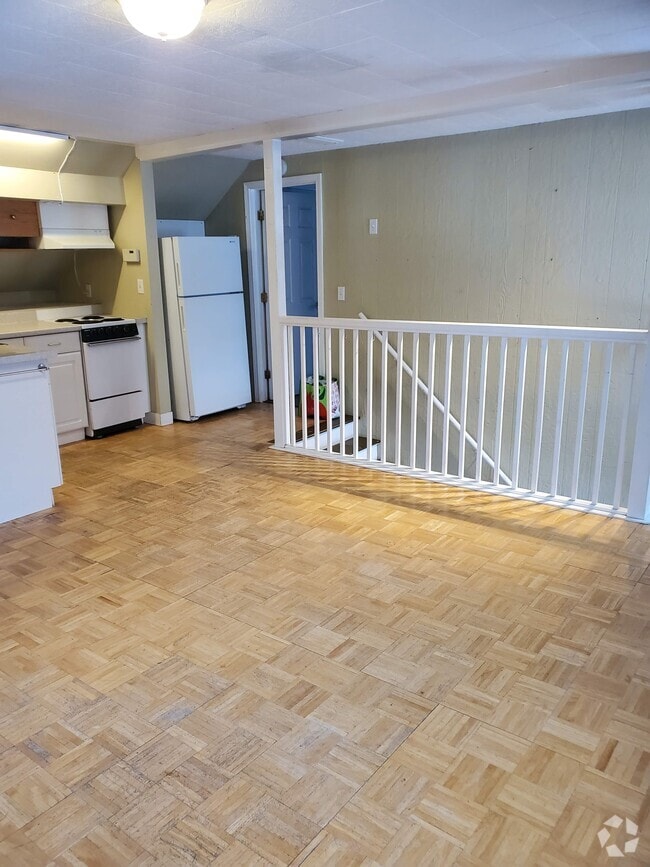 Building Photo - 58 Burnham St Unit Upstairs Rental