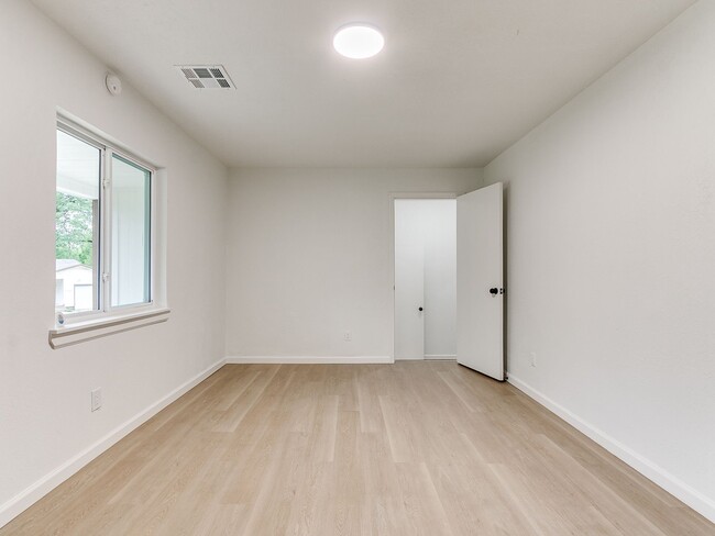 Photo - 911 Crabtree Cove