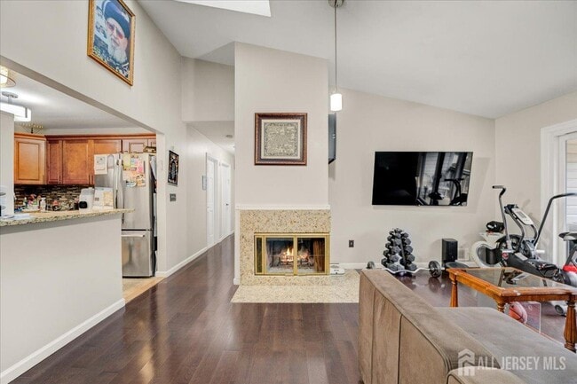 Photo - 306 Bromley Pl