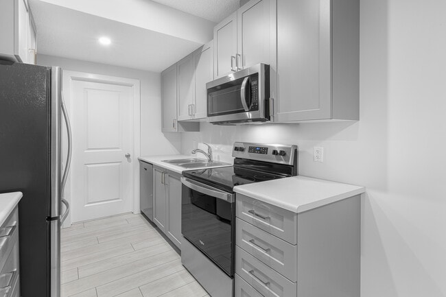 Photo - 1439 Cherniak Way SW