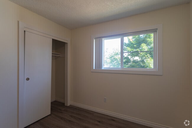 3BR, 1BA - 985 SF