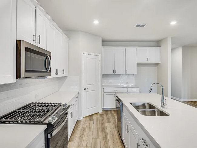 Photo - 3416 Kingsview Dr