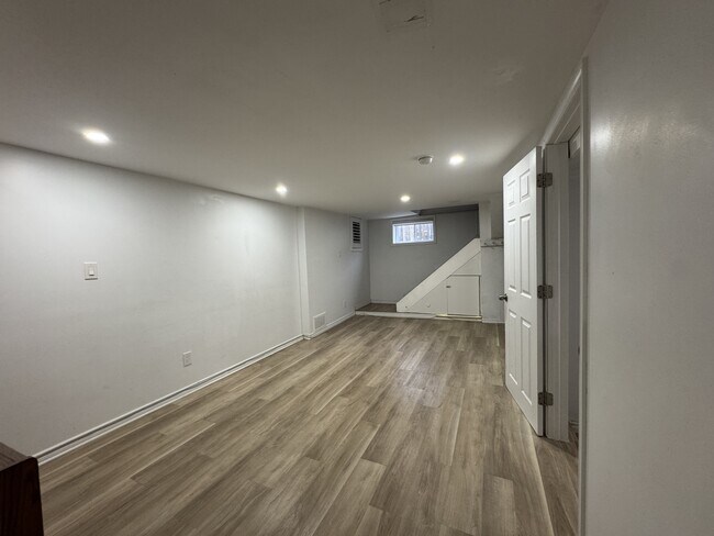 Photo - 42 Bloomfield Ave Unité LOWER