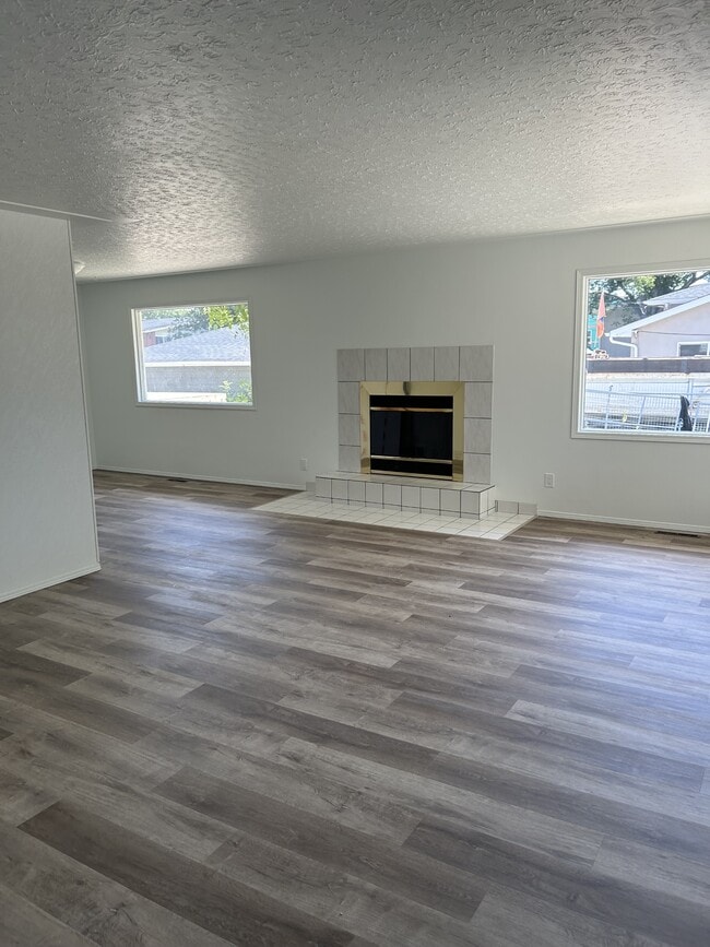 Building Photo - 11827-11847 47 St NW Unit 11827 - Lower G1