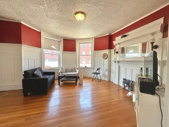 Building Photo - 1908 Beacon St Unit 3