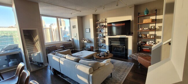 Photo - 737 W Washington Blvd Unidad 3203