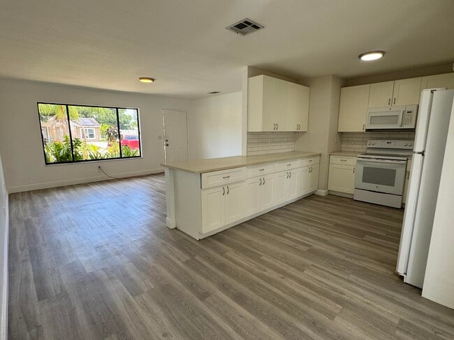Building Photo - 2235 18th Ave SW Rental