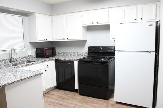 Building Photo - 2912-2914-2914 Bernice Dr