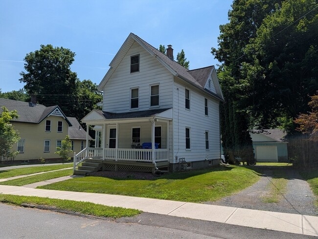 Building Photo - 28 Walnut St Unit 2